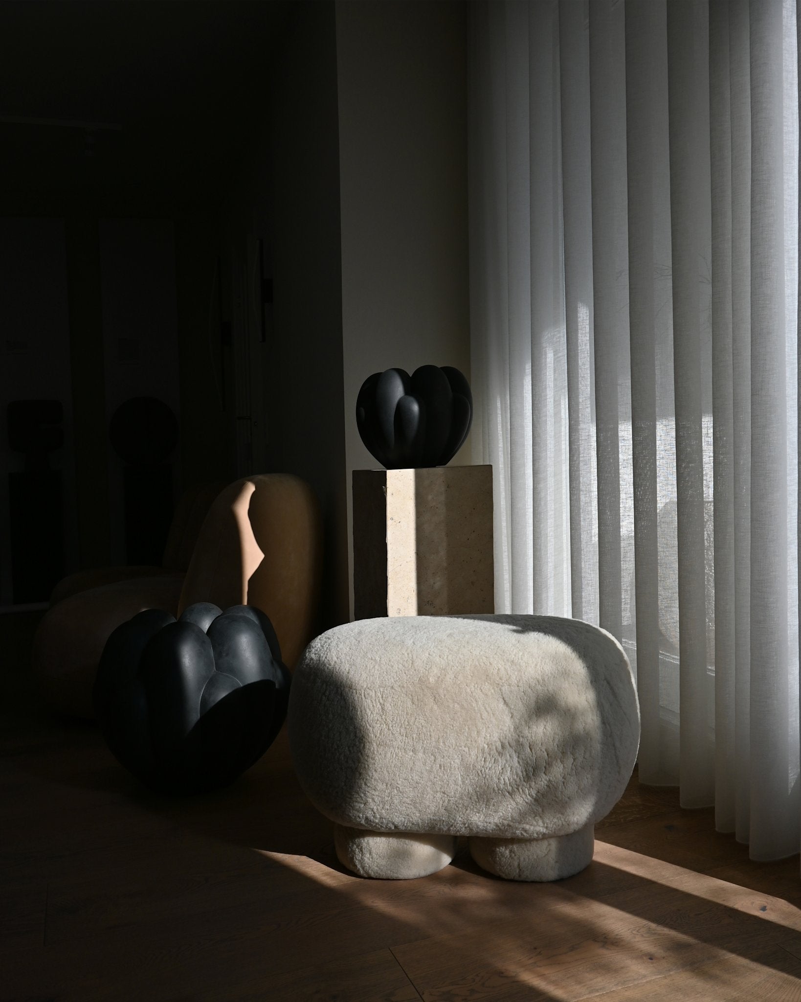 101 Copenhagen - Big Foot Bench, Petit - Sandshell (Sheepskin) - Bench