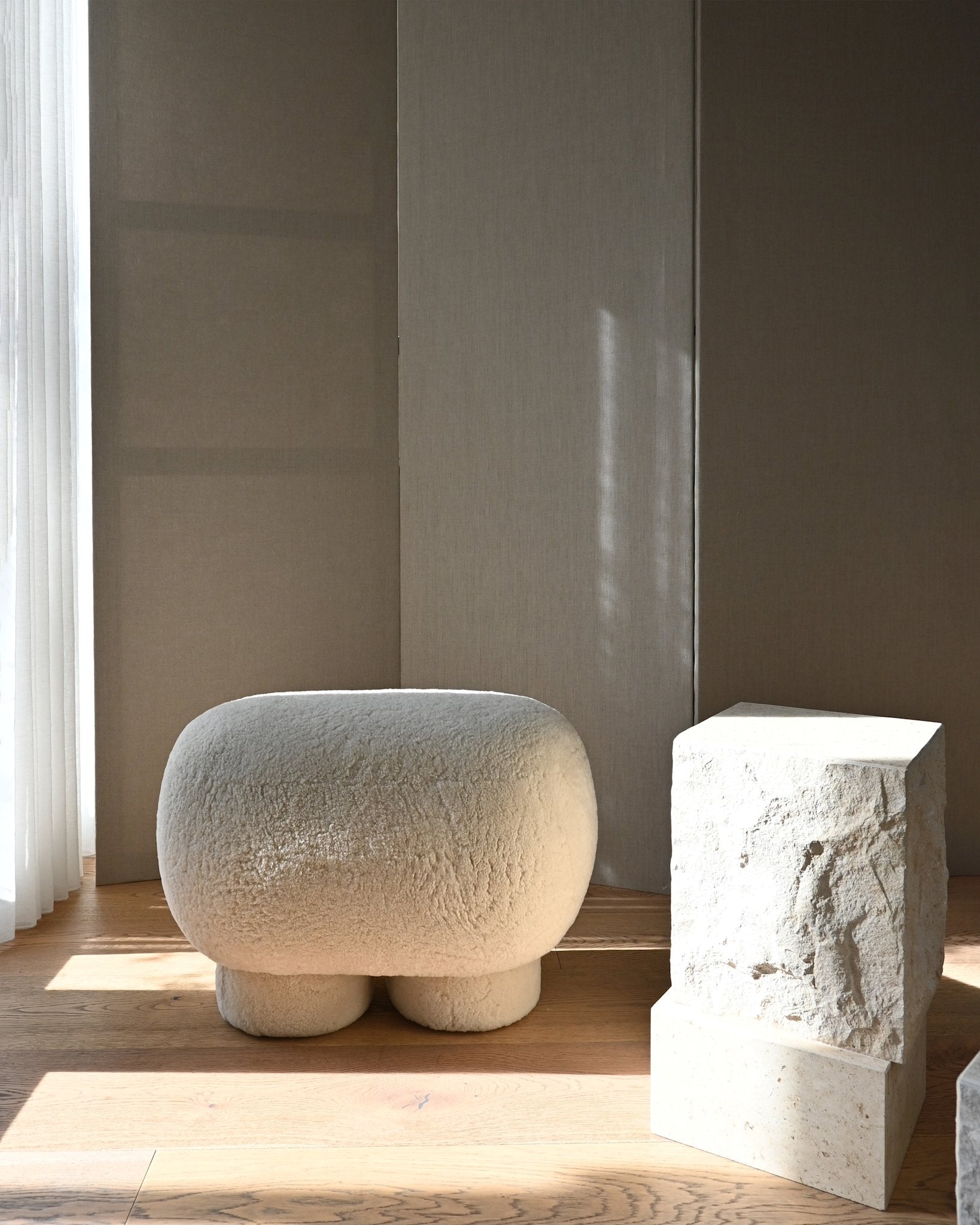 101 Copenhagen - Big Foot Bench, Petit - Sandshell (Sheepskin) - Bench