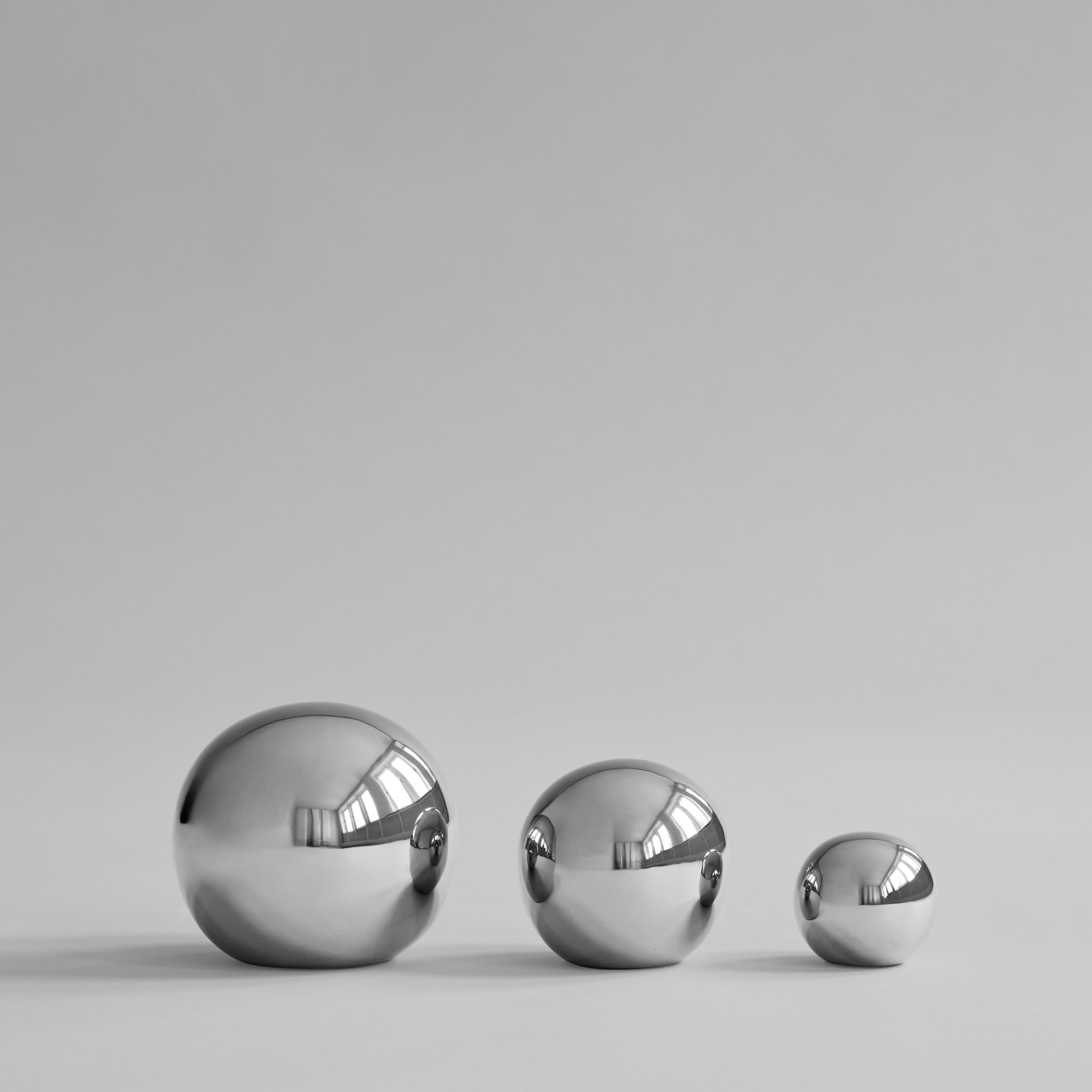 Gallery Balls | 3 Spherical ceramic objects | Mirrored chrome