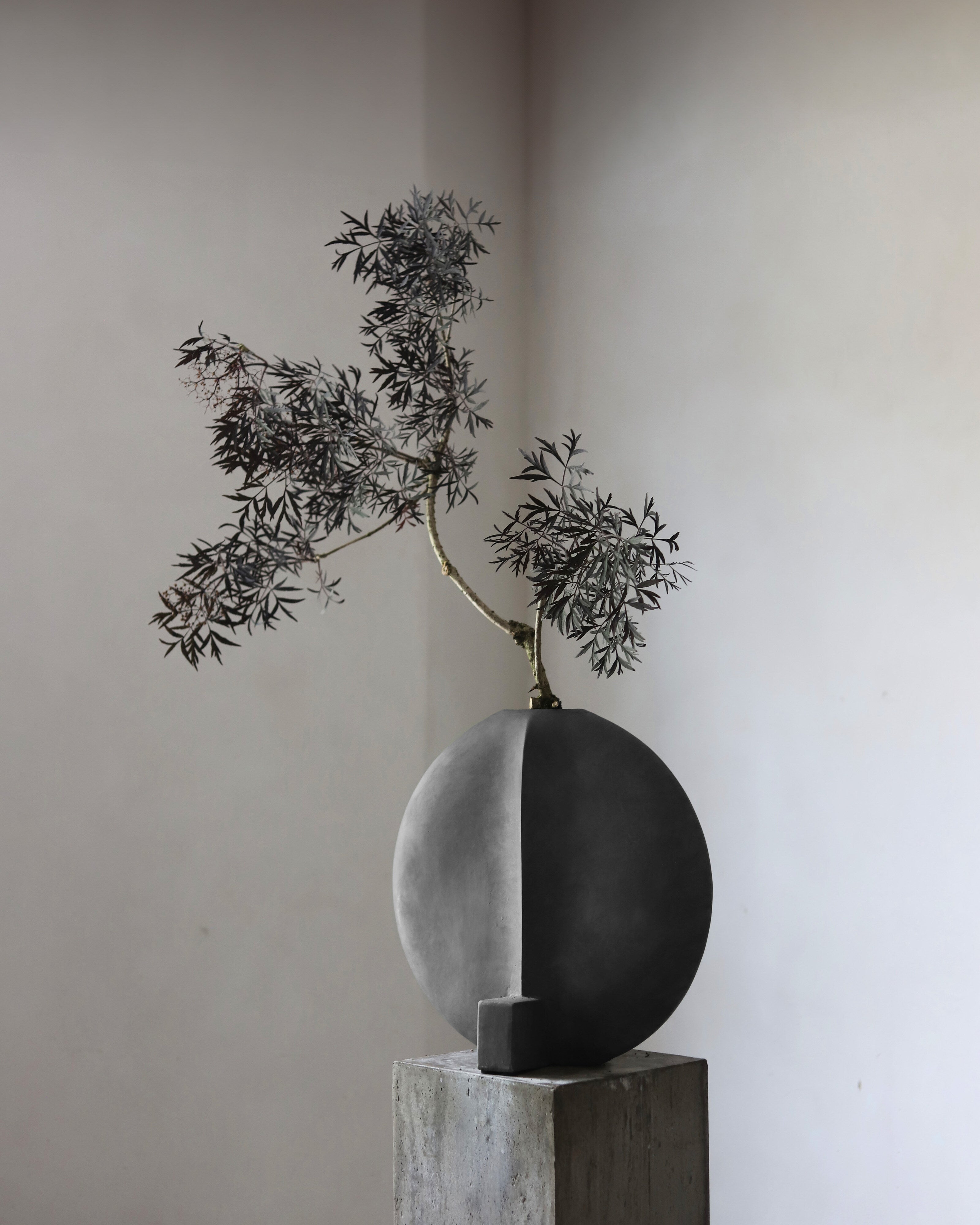 101 Copenhagen - Guggenheim Vase, Big - Dark Grey - Vase