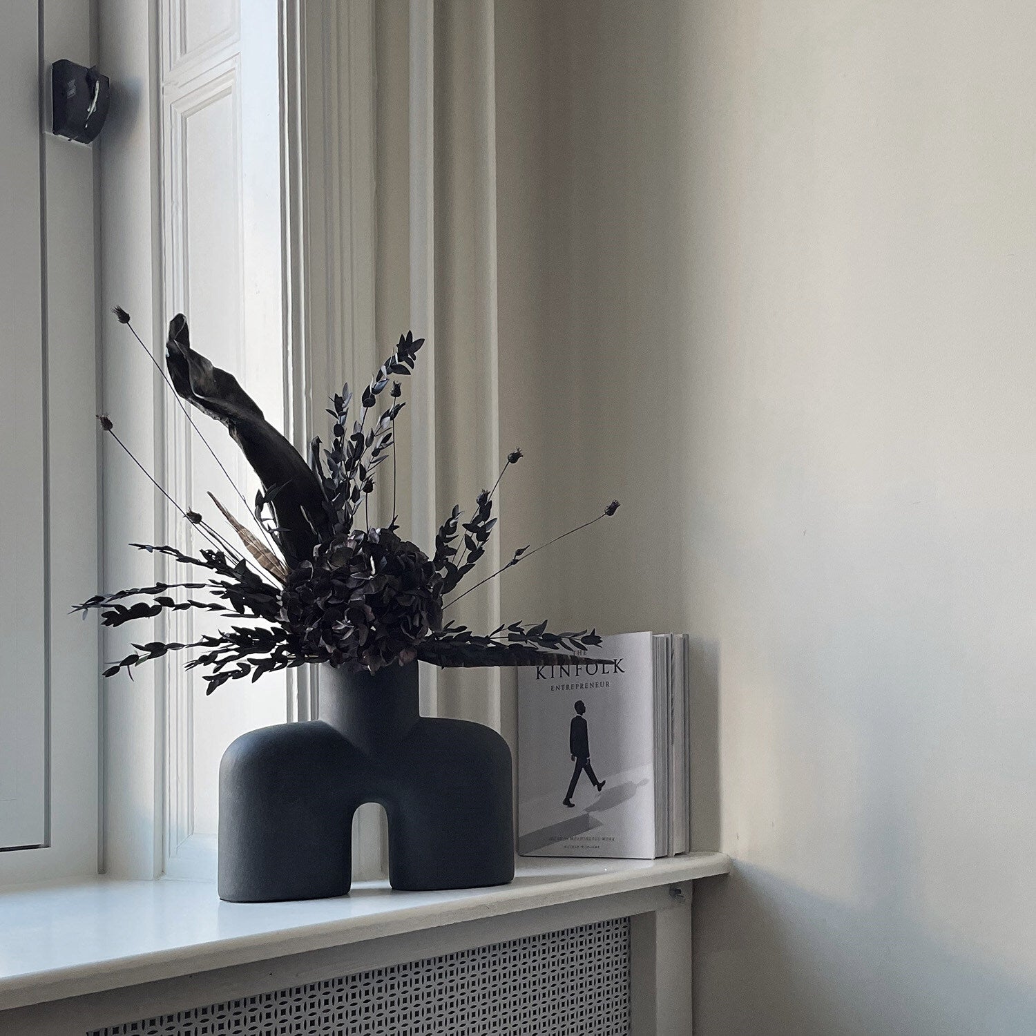 Cobra Vase Uno, Medio - Black | Ceramic | 101 Copenhagen