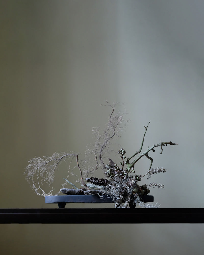 Geta tray with floral arrangement by Aiku