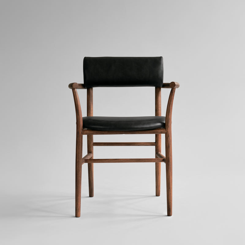 101 Copenhagen - Nama Dining Chair, Armrest Classic Brown Oak - Aniline Leather Black - Dining Chair
