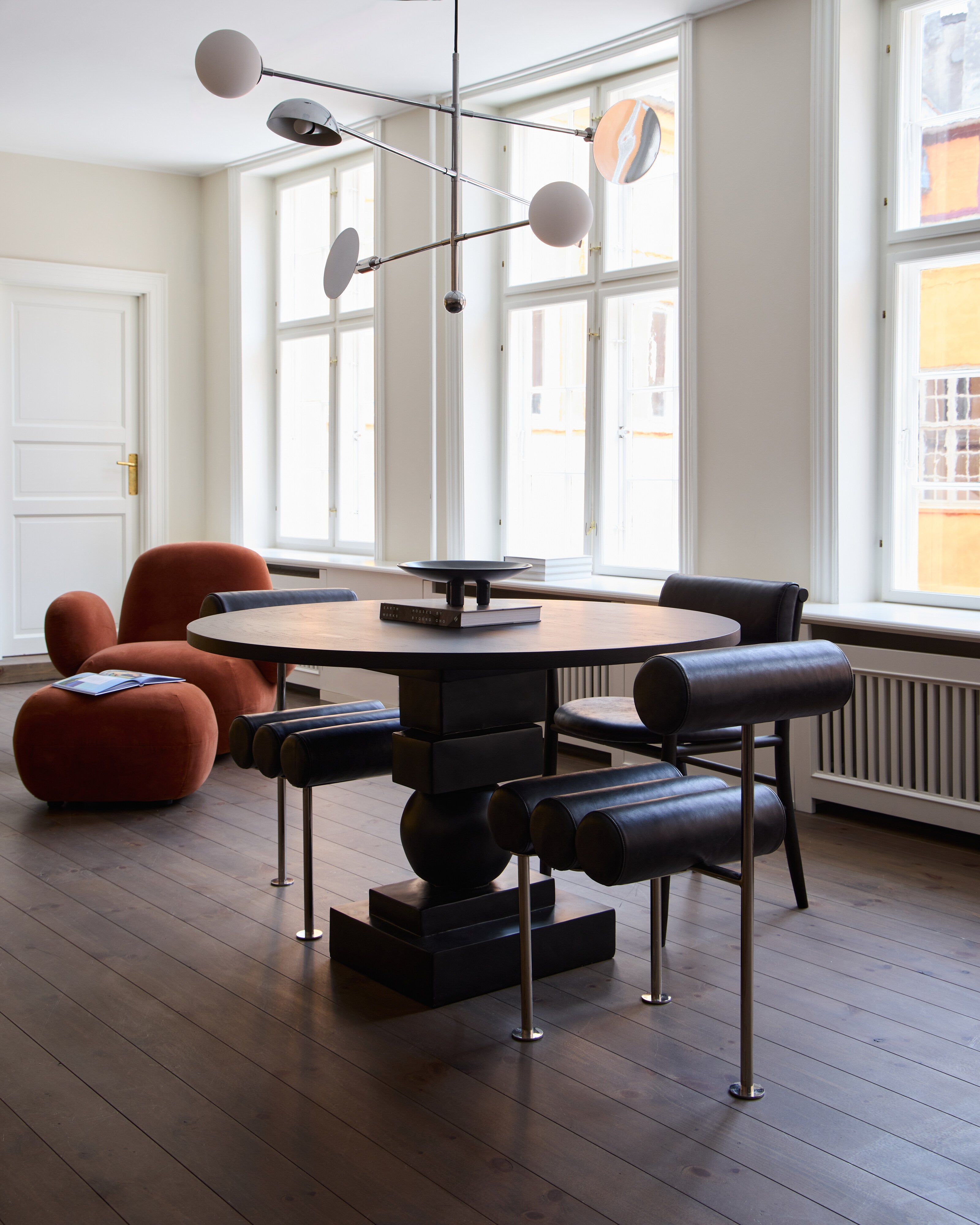 101 Copenhagen - Artist Dining Table, Ø120 - H35mm - Coffee Black Oak - Dining Table