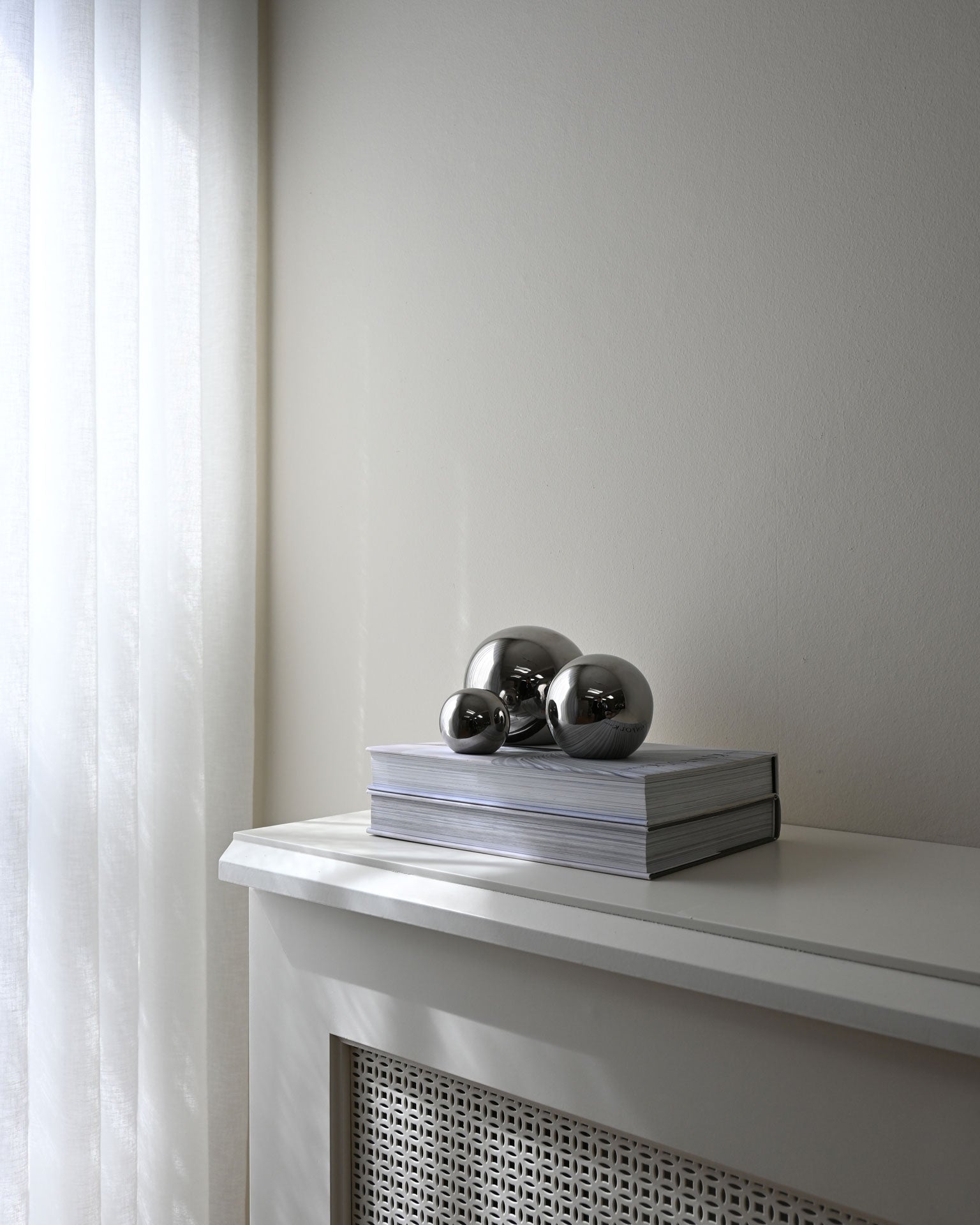 Gallery Balls | 3 Spherical ceramic objects | Mirrored chrome