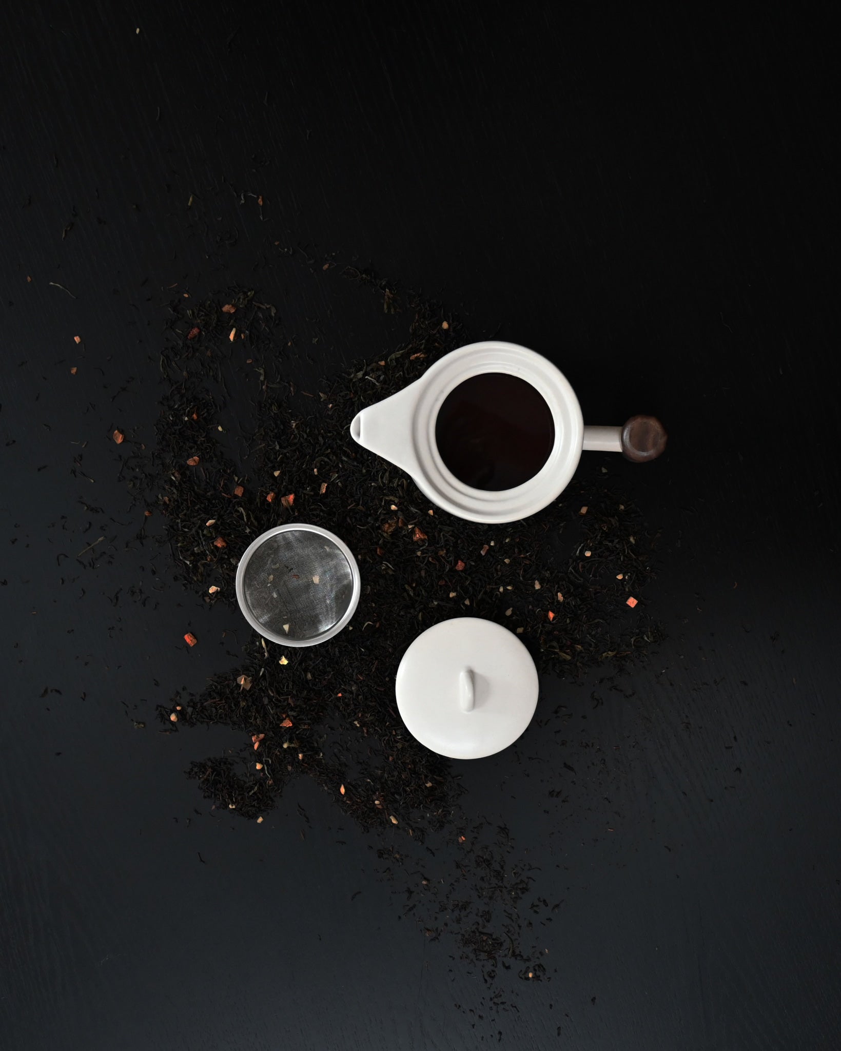 101 Copenhagen Native Teapot with tea leaves