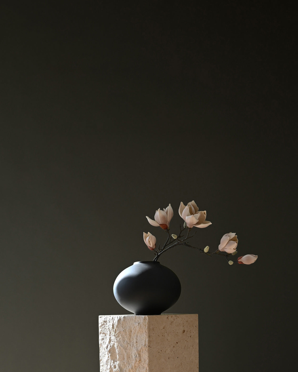 101 Copenhagen Sunao Vase fat with magnolia