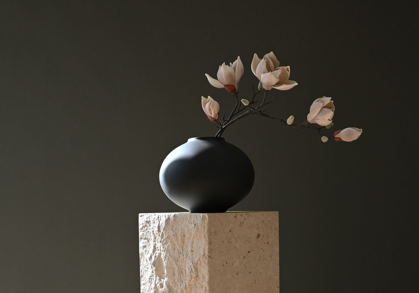 101 Copenhagen Sunao Vase Fat with magnolia