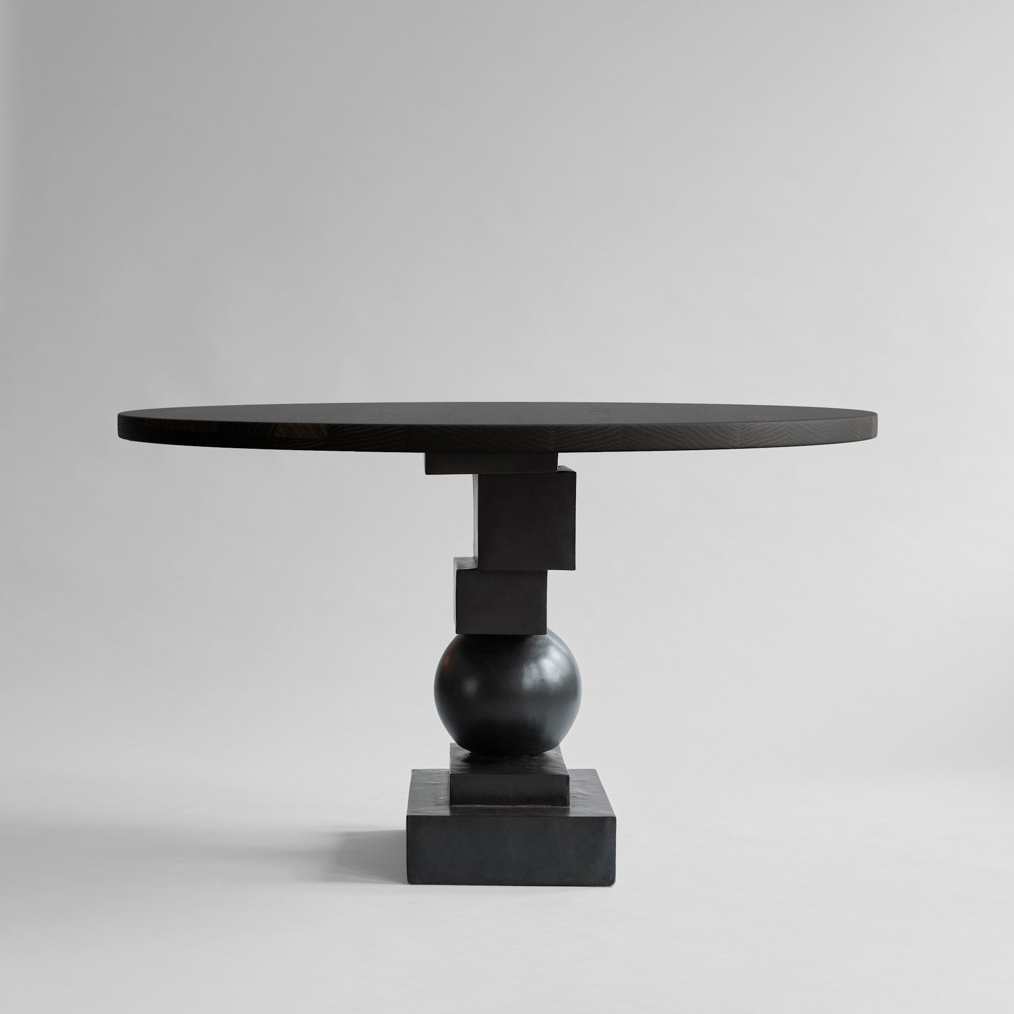 101 Copenhagen - Artist Dining Table, Top Ø120cm - Coffee Black Oak - Dining Table