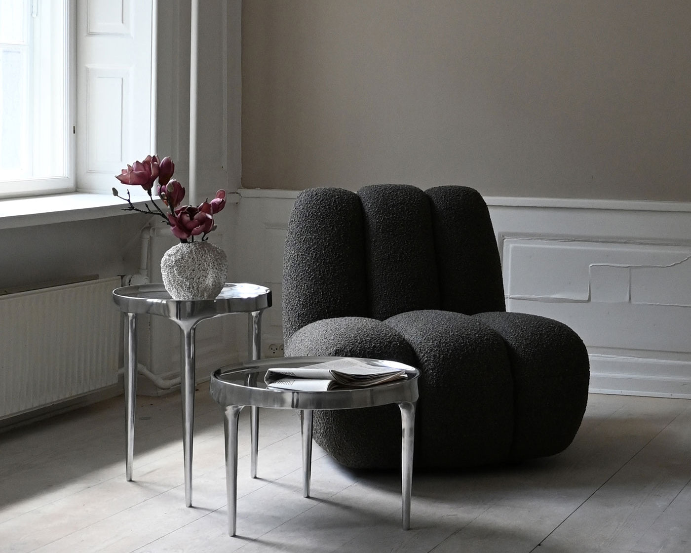 101 Copenhagen Toe chair, Sunao vase and Phantom tables in chrome